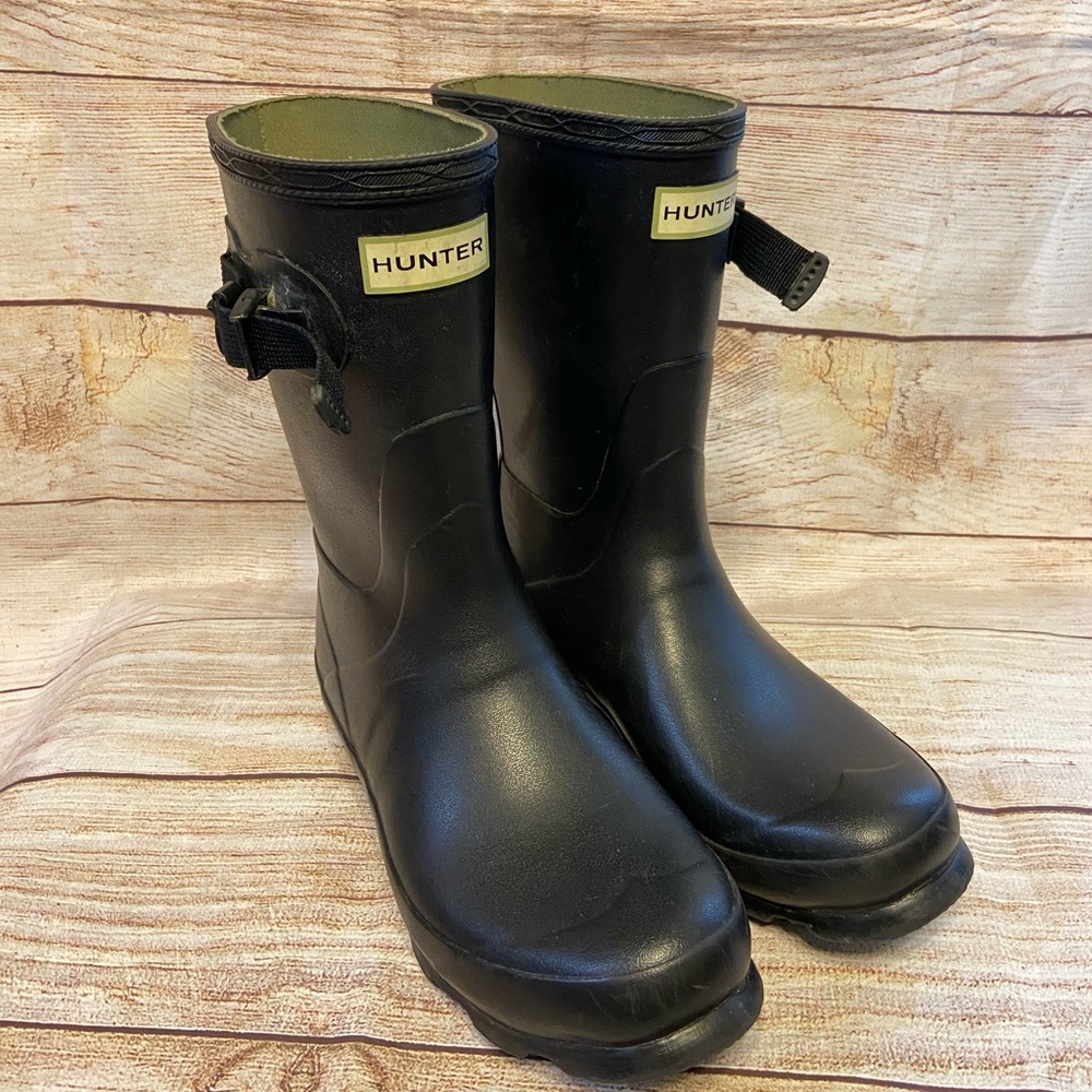 Hunter boots women’s size 7, black and green some wearing on the heels